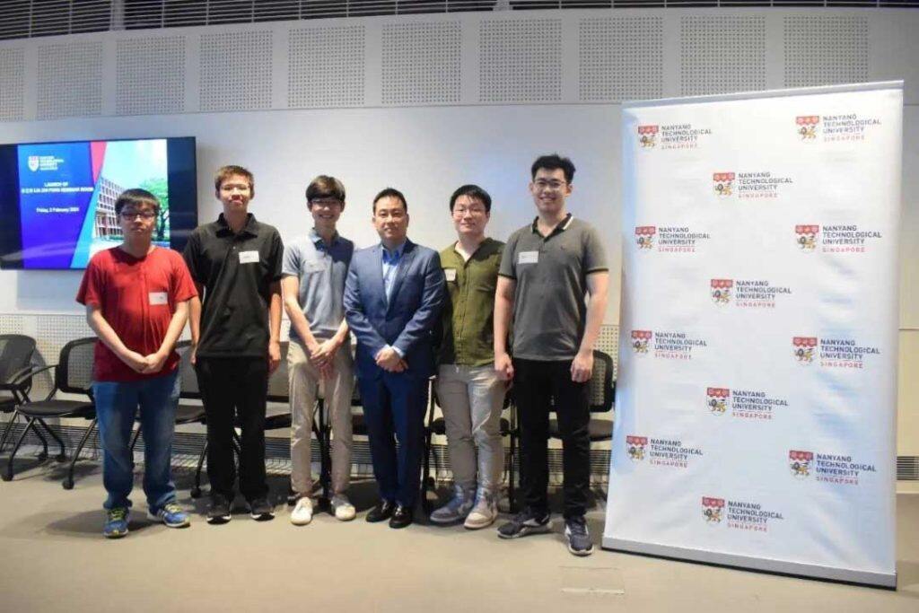 新加坡南洋理工大学校友逆境向上 热心支持教育