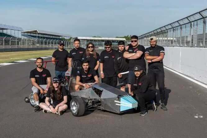英国布拉德福德大学学生方程式赛车队备战“银石赛道”